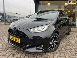 Zwart Gebruikt 2021 Toyota Yaris Hatchback | € 20.995 (Eerlijke prijs)