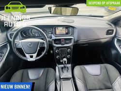 Grijs (metallic) Gebruikt 2020 Volvo V40 R-Design Hatchback | € 19.950 (Iets duurder)