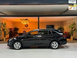 Zwart, metallic lak Gebruikt 2017 Opel Astra Dynamic Hatchback | € 13.990 (Iets duurder)