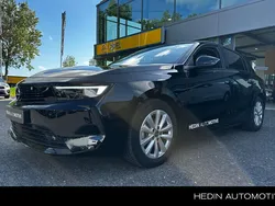Zwart Gebruikt 2024 Opel Astra Edition Hatchback | € 25.445 (Eerlijke prijs)