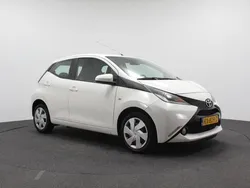 Wit Gebruikt 2016 Toyota Aygo X-play Hatchback | € 6.995 (Eerlijke prijs)