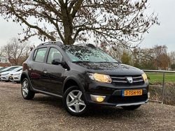 Zwart Gebruikt 2014 Dacia Sandero Lauréate Hatchback | € 4.975 (Eerlijke prijs)
