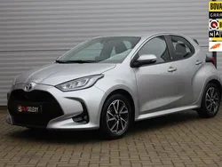 Grijs Gebruikt 2023 Toyota Yaris Hybrid Business Edition Hatchback | € 21.950 (Eerlijke prijs)