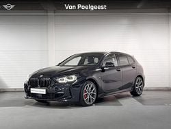 Saphirschwarz metallic (zwart metallic) Gebruikt 2024 BMW 118 M Sport Hatchback | € 35.900 (Eerlijke prijs)