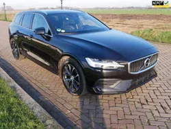 Zwart, metallic lak Gebruikt 2020 Volvo V60 Momentum Stationwagen | € 19.360 (Super prijs)