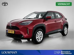 Rood, metallic lak Gebruikt 2024 Toyota Yaris Cross Limited SUV | € 28.950 (Eerlijke prijs)