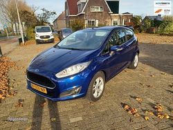 Blauw (metallic) Gebruikt 2017 Ford Fiesta Style Hatchback | € 5.950 (Eerlijke prijs)
