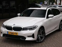 Wit, metallic lak Gebruikt 2021 BMW 320e M Sport Stationwagen | € 24.950 (Eerlijke prijs)