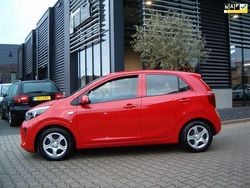 Rood (metallic) Gebruikt 2017 Kia Picanto Hatchback | € 8.300 (Goede deal)