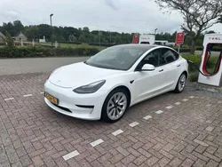 Gebruikt 2021 Tesla Model 3 Standard Range Plus Sedan | € 21.495 (Eerlijke prijs)