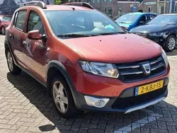 Rood, metallic lak Gebruikt 2013 Dacia Sandero Lauréate Hatchback | € 4.400 (Eerlijke prijs)