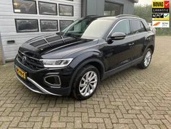 Zwart Gebruikt 2023 VW T-Roc Style SUV | € 31.500 (Eerlijke prijs)