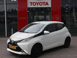 Wit Gebruikt 2015 Toyota Aygo X-play Hatchback | € 7.390 (Eerlijke prijs)