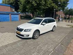 Wit Gebruikt 2015 Skoda Octavia Ambition Stationwagen | € 5.450 (Super prijs)