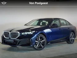 Carbonschwarz metallic (donker blauw metallic) Gebruikt 2024 BMW 520 M Sport Sedan | € 74.995