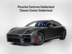 Groen Nieuw 2025 Porsche Panamera 4S Sedan | € 206.370 (Goede deal)