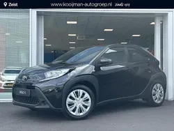Zwart, metallic lak Nieuw 2025 Toyota Aygo Play Hatchback | € 21.845 (Eerlijke prijs)