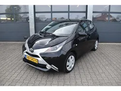 Zwart Gebruikt 2015 Toyota Aygo X-play Hatchback | € 8.835 (Eerlijke prijs)