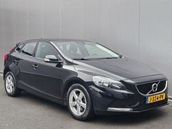 Zwart Gebruikt 2017 Volvo V40 Momentum Hatchback | € 14.950 (Super prijs)
