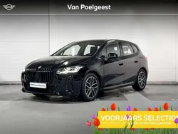 Saphirschwarz metallic (zwart metallic) Gebruikt 2023 BMW 220 Active Tourer Comfort Edition MPV | € 38.899 (Goede deal)