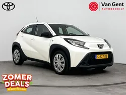 Wit Gebruikt 2023 Toyota Aygo Play Hatchback | € 16.999 (Eerlijke prijs)