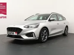 Grijs, metallic lak Gebruikt 2021 Ford Focus ST-Line Stationwagen | € 15.444 (Eerlijke prijs)