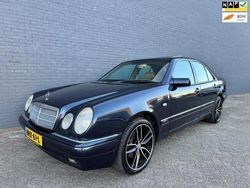 Zwart, metallic lak Gebruikt 1996 Mercedes E280 Classic Sedan | € 3.495