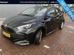 Zwart Gebruikt 2022 Toyota Yaris Hybrid Active Hatchback | € 20.000 (Eerlijke prijs)