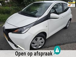Wit Gebruikt 2016 Toyota Aygo X-play Hatchback | € 4.850 (Eerlijke prijs)