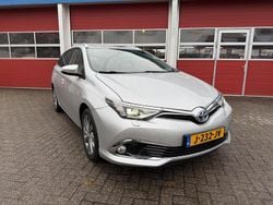 Grijs (metallic) Gebruikt 2017 Toyota Auris Touring Sports Executive Stationwagen | € 14.850 (Eerlijke prijs)
