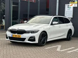 Wit Gebruikt 2021 BMW 330e Executive Stationwagen | € 32.445 (Eerlijke prijs)