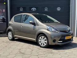Bruin Gebruikt 2012 Toyota Aygo Hatchback | € 4.495 (Eerlijke prijs)