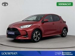 Rood Nieuw 2025 Toyota Yaris Hybrid Comfort Hatchback | € 31.734 (Eerlijke prijs)