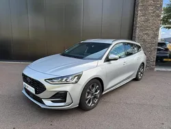 Grijs, metallic lak Gebruikt 2023 Ford Focus ST-Line X Stationwagen | € 27.450 (Eerlijke prijs)