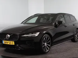 Zwart Gebruikt 2023 Volvo V60 Plus Stationwagen | € 44.295 (Eerlijke prijs)