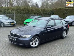 Blauw, metallic lak Gebruikt 2007 BMW 318 Executive Stationwagen | € 2.950 (Super prijs)