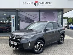 Grijs Gebruikt 2024 Suzuki Vitara Style SUV | € 30.490 (Eerlijke prijs)