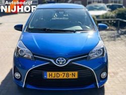 Blauw, metallic lak Gebruikt 2016 Toyota Yaris Hybrid Limited Hatchback | € 14.500 (Eerlijke prijs)