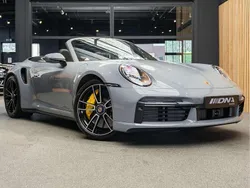 Grijs, metallic lak Gebruikt 2023 Porsche 992 Cabriolet | € 294.992 (Eerlijke prijs)
