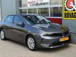 Grijs Gebruikt 2022 Opel Astra Edition Hatchback | € 16.245 (Eerlijke prijs)