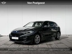 Saphirschwarz metallic (zwart metallic) Gebruikt 2022 BMW 118 Executive Hatchback | € 29.900 (Eerlijke prijs)