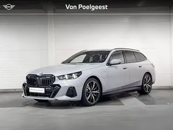 M brooklyn grau (c4p) Nieuw 2025 BMW 530e M Sport Stationwagen | € 71.900 (Eerlijke prijs)