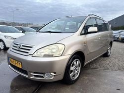 Beige (metallic) Gebruikt 2003 Toyota Avensis Verso Sol MPV | € 4.750 (Eerlijke prijs)