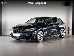 Saphirschwarz metallic (zwart metallic) Gebruikt 2024 BMW 118 Executive Hatchback | € 33.900 (Goede deal)