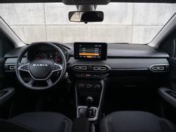 Zwart Gebruikt 2024 Dacia Sandero Expression Hatchback | € 15.950 (Goede deal)