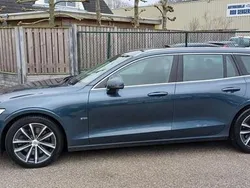 Blauw Gebruikt 2020 Volvo V60 Business Edition Stationwagen | € 31.950 (Eerlijke prijs)