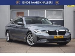 Grijs Gebruikt 2022 BMW 520 Comfort Edition Sedan | € 35.950 (Goede deal)