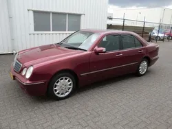 Rood, metallic lak Gebruikt 1999 Mercedes E320 Avantgarde Sedan | € 6.995