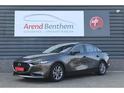 Grijs, metallic lak Gebruikt 2022 Mazda 3 Comfort Sedan | € 29.350 (Iets duurder)