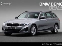 Grijs, metallic lak Gebruikt 2025 BMW 318 Comfort Edition Stationwagen | € 43.880 (Eerlijke prijs)